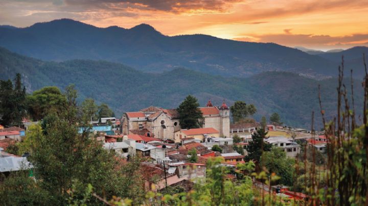 ¿Fan del frío? El pueblo mágico para estar envuelto en neblina y sentirse cerca del cielo en la Sierra de Oaxaca