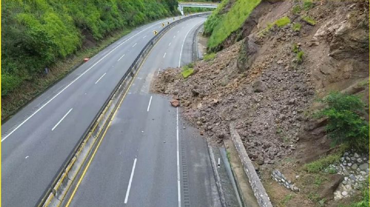 Autopistas hacia Tehuacán, Mitla y Cuacnopalan cerradas por deslaves en OAXACA este 1 de julio de 2025