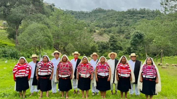 Buscan declarar patrimonio cultural la vestimenta de Santo Tomás Ocotepec, Oaxaca; pretenden frenar copias chinas