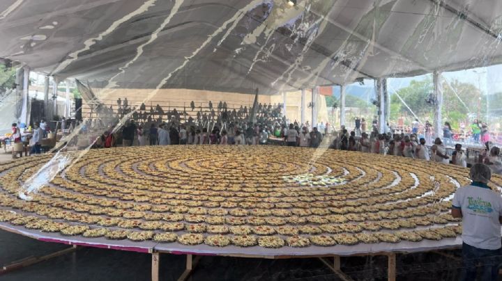 OAXACA rompe el Récord Guinness de la tlayuda más grande del mundo con un platillo de 13 metros de diámetro