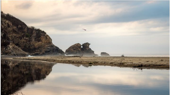 La playa de OAXACA solitaria y con poco oleaje, ideal para visitar con niños en vacaciones 2025