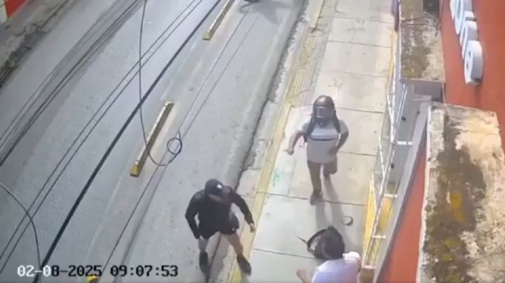 Ciclista es grabado en VIDEO golpeando salvajemente a peatón que se le atravesó en OAXACA