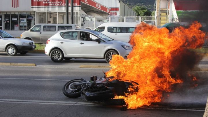 Incendio de motocicleta causa sorpresa y miedo en calles de Xoxocotlán| VIDEO