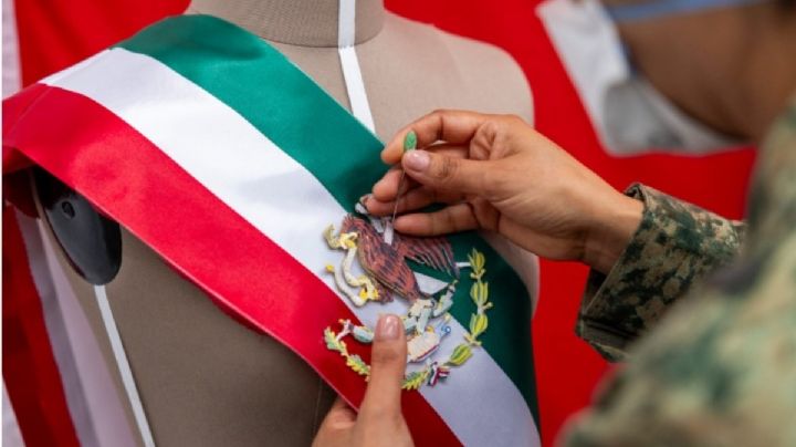 La presidenta Sheinbaum presume la banda presidencial que usará en su primer Grito de Independencia hoy