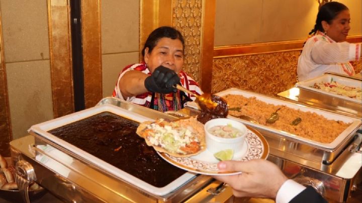 Cocineras oaxaqueñas conquistan Medio Oriente con sabores tradicionales como el mole, tlayudas y tamales