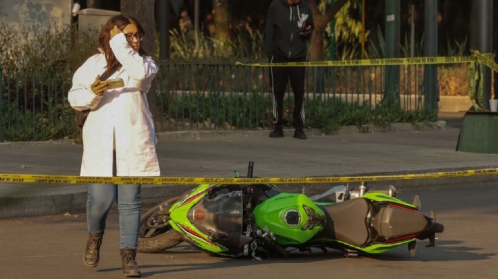 VIDEO | Motociclista es arrollado por chófer de transporte urbano en el centro de OAXACA