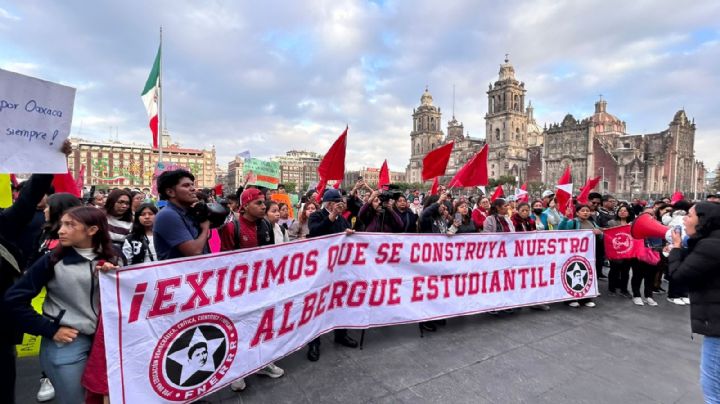 Más de 2 mil estudiantes de OAXACA se manifiestan en Palacio Nacional y piden audiencia con la presidenta