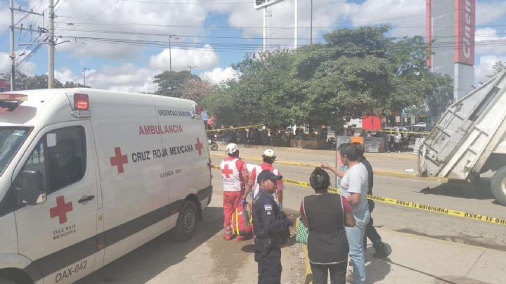 Adulta mayor muere atropellada por camión de basura en Oaxaca; su pareja se encuentra lesionada