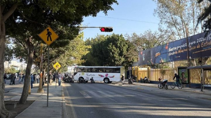 Integrantes del STEUABJO inician bloqueo en OAXACA y anuncian paro de labores escolares por 12 horas hoy 16 enero