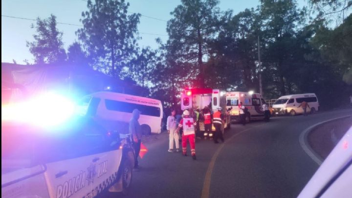 Terrible accidente de Urvan de pasajeros en Ixtlán de Juárez deja 10 heridos en OAXACA