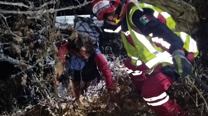 Lo daban por muerto: Rescatan con vida a turista francés que cayó a barranco en las montañas de Teotitlán del Valle