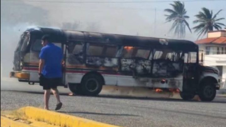 Grupo armado incendia autobús de pasajeros en Juchitán hoy domingo 22 de febrero de 2026