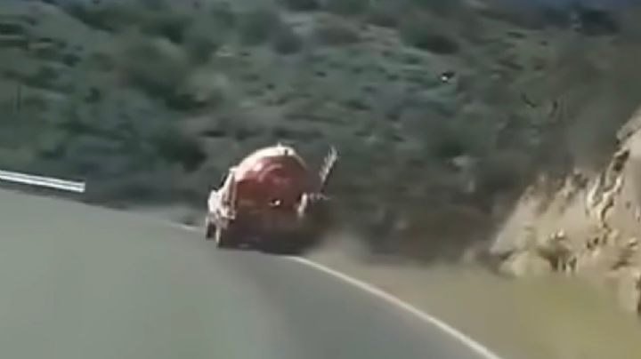 ¡Impactante! Pipa de gas se desbarranca al tomar una curva en la carretera Tehuacán-Huajuapan en Oaxaca