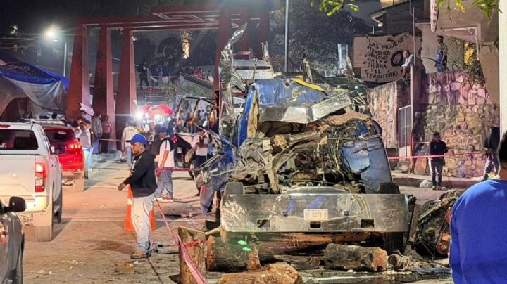 Tráiler cargado de troncos choca con tienda de abarrotes dejando cuatro muertos en Guelatao de Juárez