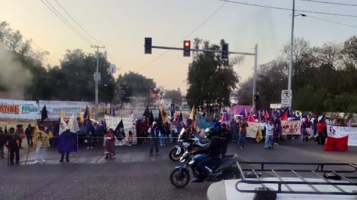 Bloqueos en calles y avenidas por manifestación del 8M en OAXACA