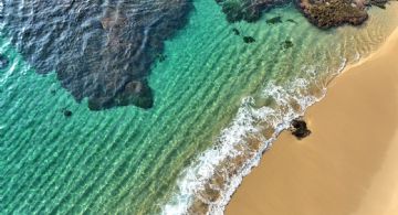 ¡No es Cancún, es OAXACA! Descubre la hermosa playa de aguas cristalinas perfecta para nadar y relajarse en su ambiente tranquilo