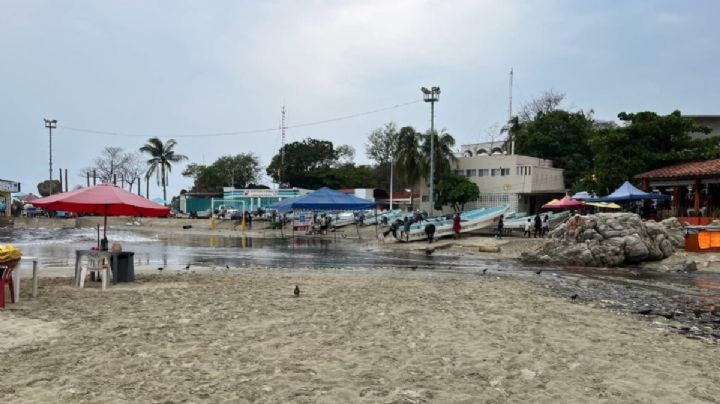 Alerta en Puerto Escondido por derrame de aguas residuales y basura por lluvias torrenciales