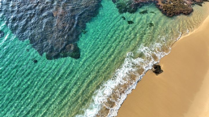 ¡No es Cancún, es OAXACA! Descubre la hermosa playa de aguas cristalinas perfecta para nadar y relajarse en su ambiente tranquilo