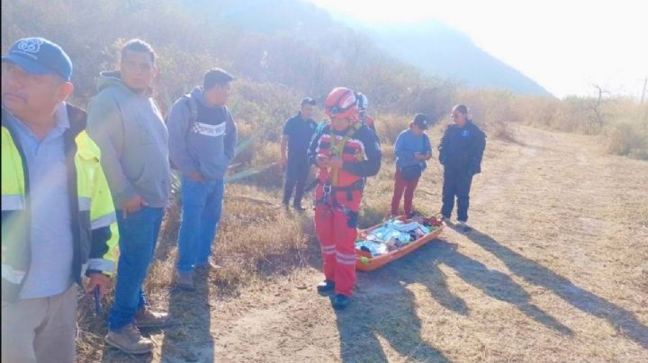 Bomberos rescatan a dos jóvenes extraviados en zona montañosa de Mitla