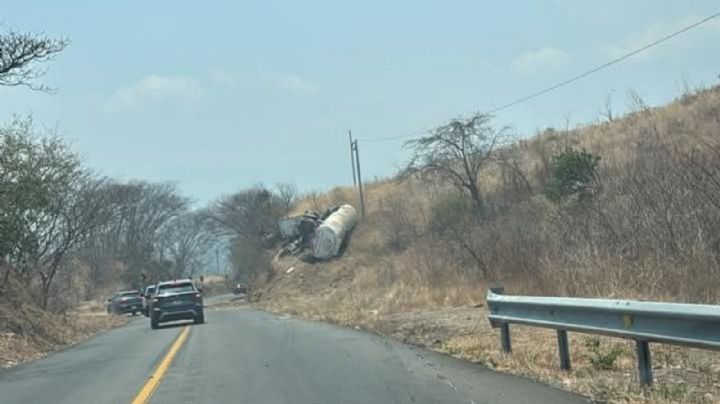 Vuelca pipa en la carretera Salina Cruz-Huatulco y provoca derrame de combustible