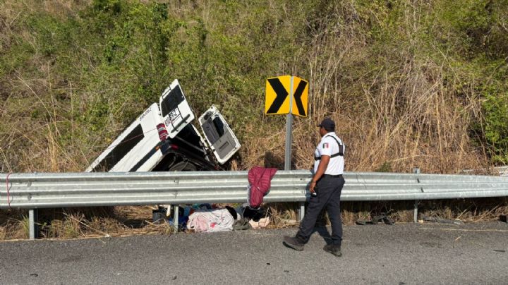 Accidente en OAXACA: Urvan repleta de turistas vuelca en la carretera a Puerto Escondido, reportan 2 lesionados