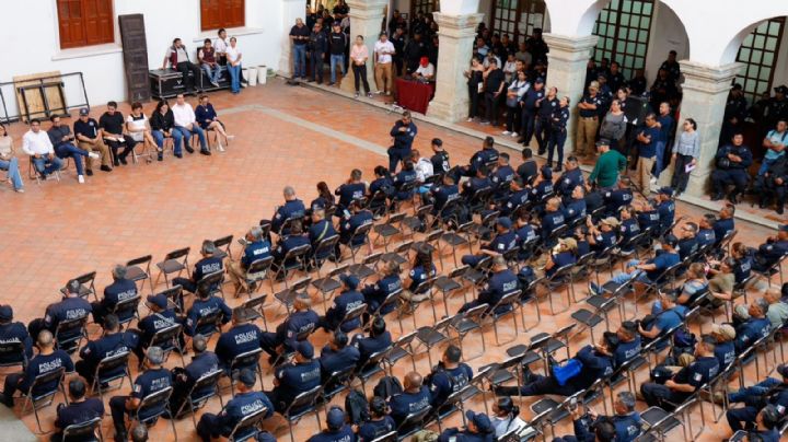 Policías municipales de Oaxaca de Juárez paran labores para exigir ley de pensiones