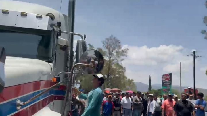 Pobladores de Villa de Mitla “corren” a maestros de la CNTE con palos y piedras
