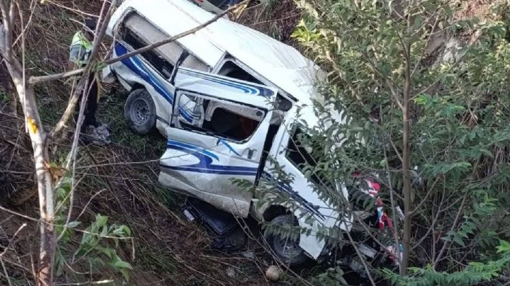 Camioneta Urvan 'sale volando' y se vuelca en la autopista OAXACA-Puerto Escondido, reportan 9 pasajeros lesionados