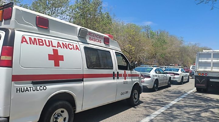 Choque entre autobús de pasajeros y camión repartidor deja 3 muertos en la Carretera Federal 200